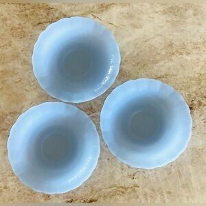 🔵 VINTAGE PYREX SAUCERS IN DELPHITE BLUE MILK GLASS - SET OF THREE 🔵